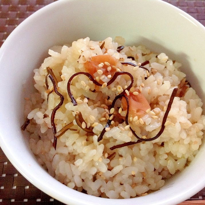 入れるだけ 梅と塩昆布の旨味炊き込み御飯 レシピ 作り方 By Mywayu 楽天レシピ